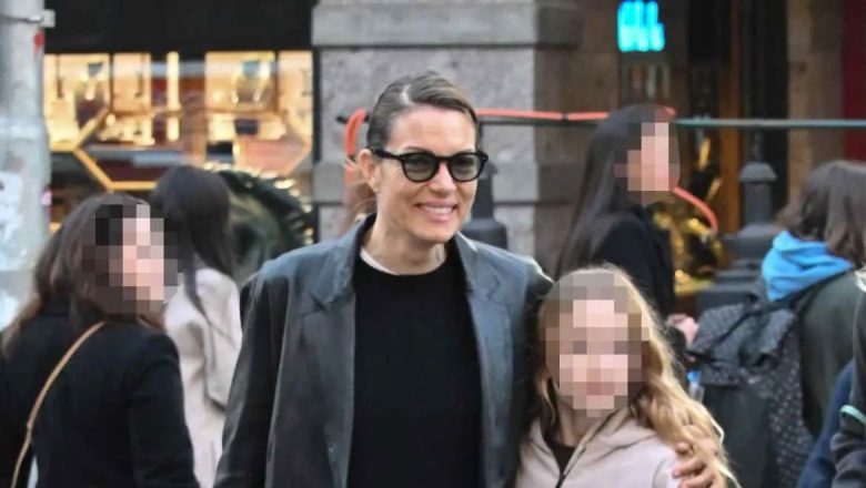 Βίκυ Καγιά: Χαλαρή βόλτα στο κέντρο της Αθήνας με την κόρη της