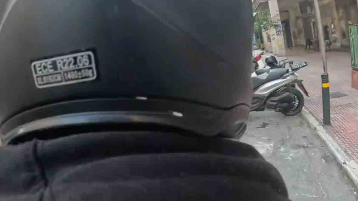 Μοτοσικλετιστής έκανε επικίνδυνους ελιγμούς ανάμεσα από οχήματα