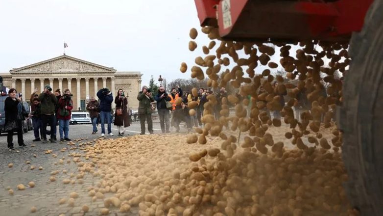 Γαλλία: Αγρότες αδειάζουν πατάτες στο κέντρο του Παρισιού