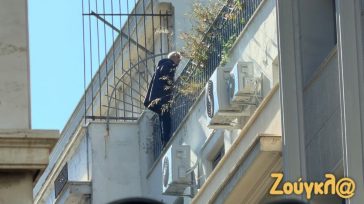 Άνδρας απειλεί να πέσει από το κτήριο της Πολεοδομίας