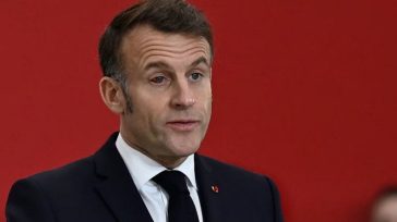 Το κατακόκκινο μάτι του Μακρόν και το αστείο με τον… Ρόκι