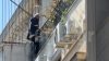 Άνδρας απειλεί να πέσει από το κτήριο της Πολεοδομίας