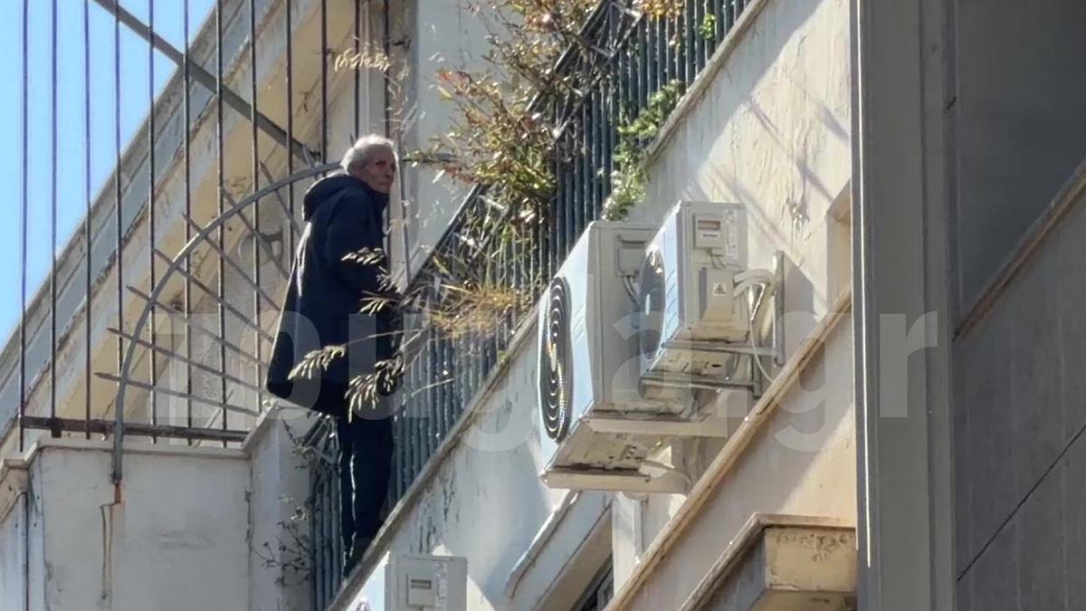 Κατέβηκε ο άνδρας που απειλούσε να πέσει από κτήριο στην οδό Σωκράτους στο κέντρο της Αθήνας