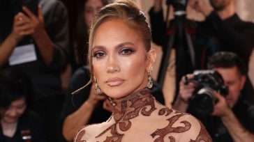 Jennifer Lopez: Το στιγμιότυπο στο κόκκινο χαλί που άναψε φωτιές στα social media