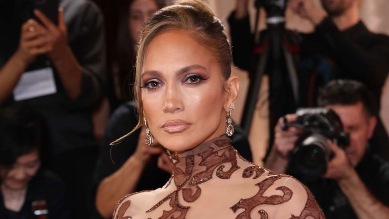 Jennifer Lopez: Το στιγμιότυπο στο κόκκινο χαλί που άναψε φωτιές στα social media