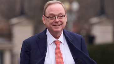 Ο Τραμπ  «ανησυχεί» ότι θα χάσει τον οικονομικό σύμβουλό του, Κέβιν Χάσετ, αν τον διορίσει στη Fed