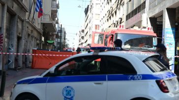 Κορυδαλλός: Γυναίκα απειλεί να πέσει από ταράτσα πολυκατοικίας