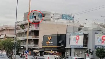 Κορυδαλλός: Γυναίκα απειλεί να πέσει από ταράτσα πολυκατοικίας