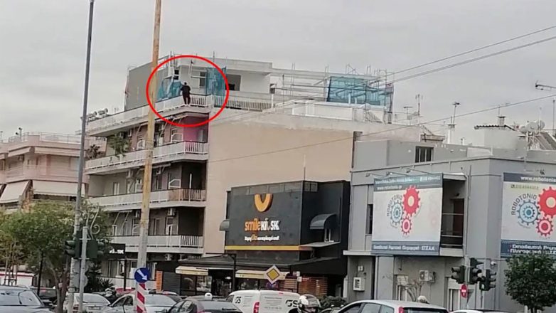 Κορυδαλλός: Γυναίκα απειλεί να πέσει από ταράτσα πολυκατοικίας