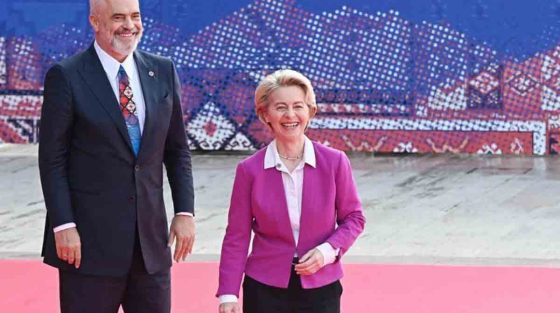 Με πρωτοφανείς διαδικασίες «fast track» εντάσσουν την Αλβανία στην Ε.Ε από το… παράθυρο