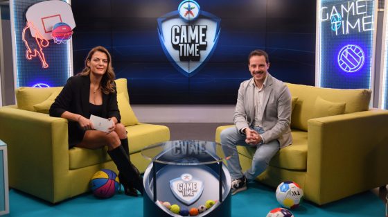 Ο Δημήτρης Μακαλιάς σκίζει το σενάριο και μετατρέπει το GAME TIME σε stand-up show