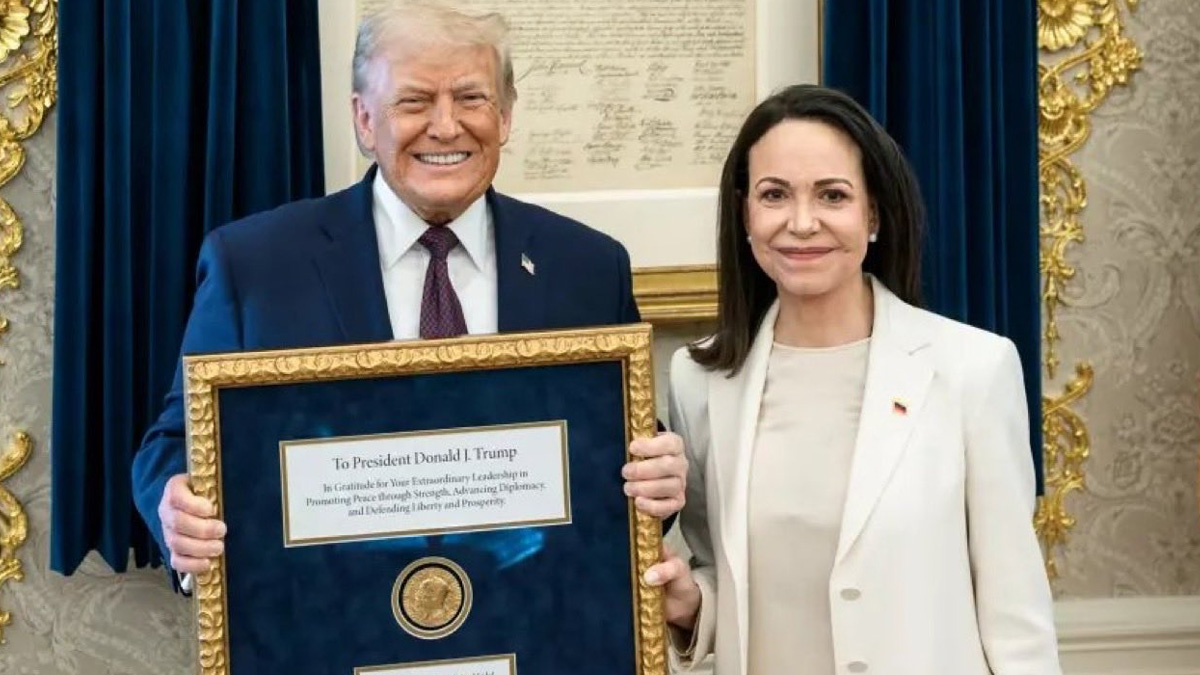 Ο Τραμπ παρέλαβε το Νόμπελ Ειρήνης από τη Ματσάδο