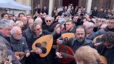 Με μαντολίνα και λαούτα το τελευταίο αντίο στον Γιάννη Ξυλούρη