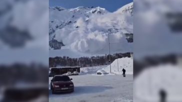 Χιονοστιβάδα έπεσε από το όρος Ελμπρούς