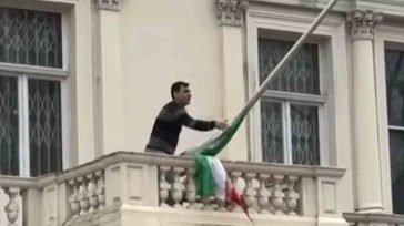 Διαδηλωτής κατέβασε τη σημαία του Ιράν από την Πρεσβεία στο Λονδίνο