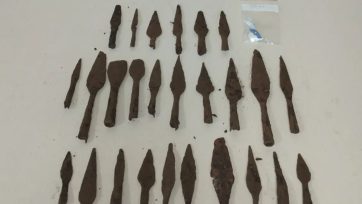 Πτολεμαΐδα: Βρέθηκαν και κατασχέθηκαν 26 λόγχες της Ελληνιστικής εποχής σε σπίτι 44χρονου
