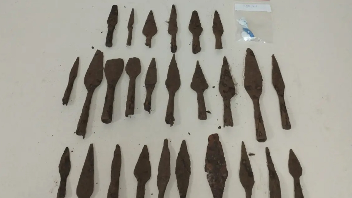 Πτολεμαΐδα: Βρέθηκαν και κατασχέθηκαν 26 λόγχες της Ελληνιστικής εποχής σε σπίτι 44χρονου