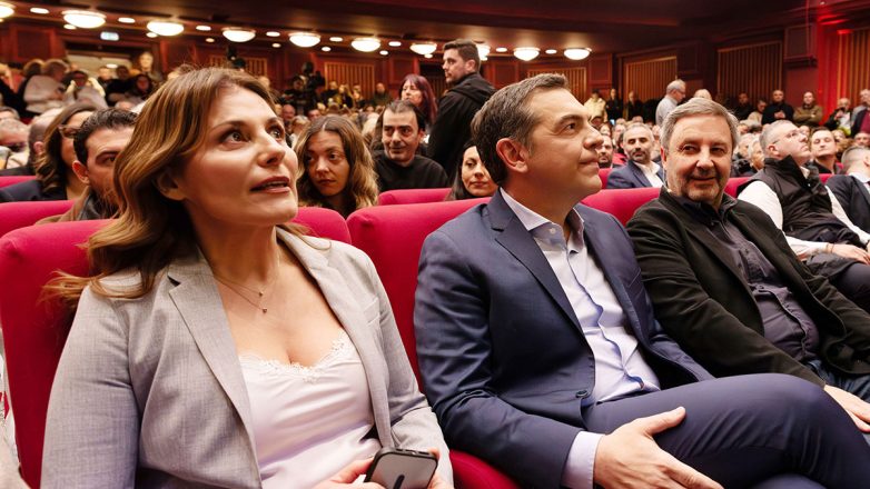 Στη Θεσσαλονίκη ο Αλέξης Τσίπρας με την Μπέτυ Μπαζιάνα – Το αδιαχώρητο στην παρουσίαση βιβλίου του