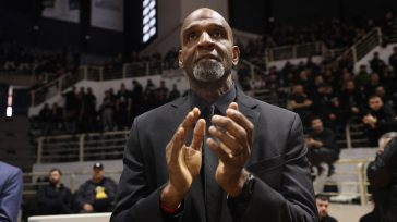 Ο ΠΑΟΚ βράβευσε τον Κεν Μπάρλοου