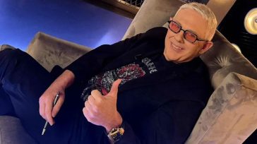 Συγκλονίζει ο Τάσος Δούσης: «Φορούσα τα ρούχα του πατέρα μου, τα οποία μεταποιούσε η μητέρα μου που ήταν μοδίστρα»