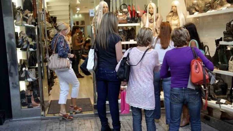 Ανοιχτά τα μαγαζιά σήμερα πρώτη Κυριακή των εκπτώσεων