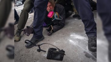 Όταν ο φωτορεπόρτερ πετάει τη Leica για να σωθεί η εικόνα