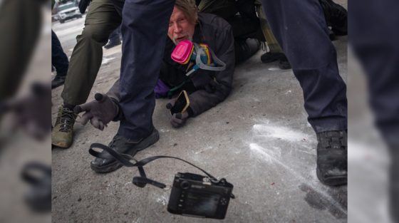 Όταν ο φωτορεπόρτερ πετάει τη Leica για να σωθεί η εικόνα