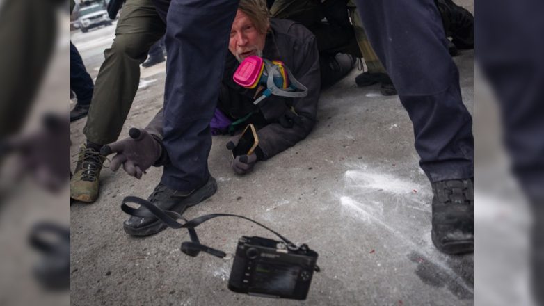 Όταν ο φωτορεπόρτερ πετάει τη Leica για να σωθεί η εικόνα