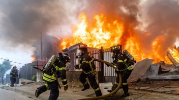 Mαίνονται οι πυργαγιές στη Χιλή – Τουλάχιστον 15 νεκροί