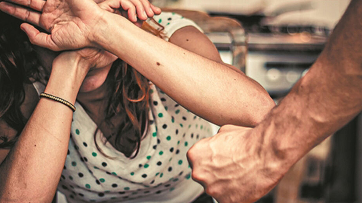 Γυναίκα αστυνομικός έσωσε κακοποιημένη σύζυγο