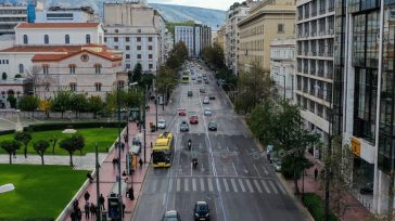 Ταξί παρέσυρε πεζό στην Πανεπιστημίου