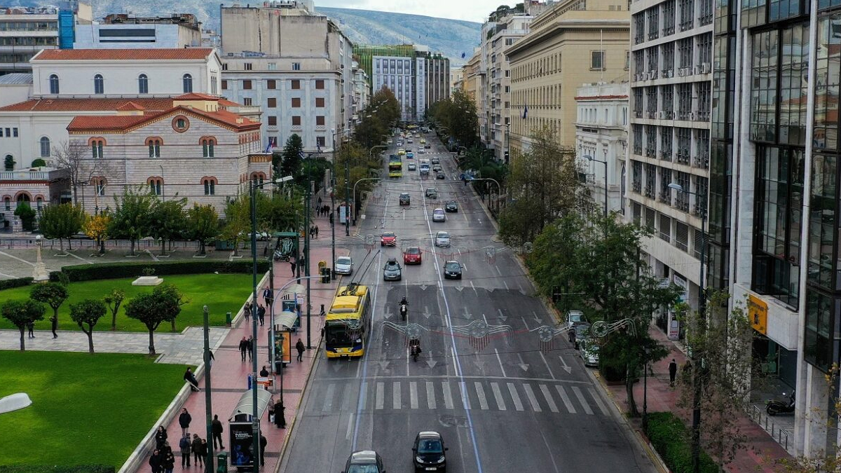 Ταξί παρέσυρε πεζό στην Πανεπιστημίου