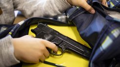 Πήγε στο σχολείο με… πιστόλι