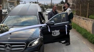 Πήγε στον γάμο με τη… νεκροφόρα