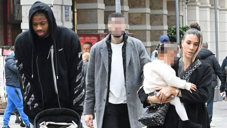 Κώστας Αντετοκούνμπο: Χαλαρή βόλτα στη Θεσσαλονίκη με την οικογένειά του