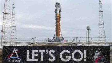 Στην εξέδρα εκτόξευσης ο πύραυλος της NASA Artemis II