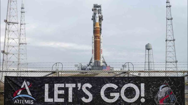 Στην εξέδρα εκτόξευσης ο πύραυλος της NASA Artemis II