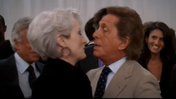 Valentino: Δείτε την εμβληματική εμφάνιση του «Maestro» στην ταινία «Ο Διάβολος φοράει Prada»