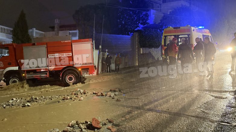 Νεκρή γυναίκα στην Άνω Γλυφάδα – Την παρέσυραν τα ορμητικά νερά και εγκλωβίστηκε κάτω από όχημα