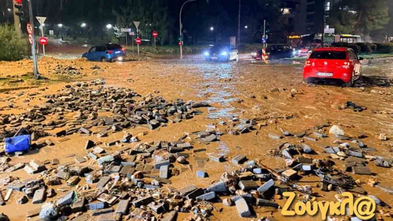 Έκλεισε η Βουλιαγμένης από φερτά υλικά