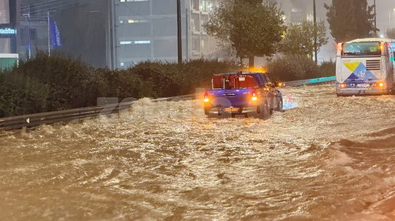 Κορυφώνεται η κακοκαιρία στην Αττική – Φούσκωσαν ποτάμια και ρέματα – Πλημμυρικά φαινόμενα στα νότια προάστια – Εκκενώθηκε η συνοικία Γκορυτσά στον Ασπρόπυργο