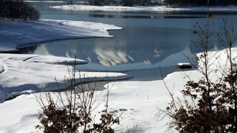 Χιόνια και στη Λίμνη Πλαστήρα