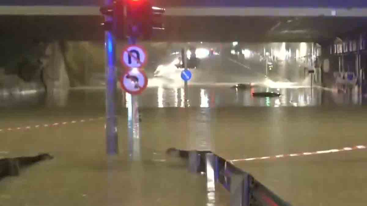 Αυτοκίνητα «βούλιαξαν» κάτω από τη γέφυρα της Σπύρου Λούη