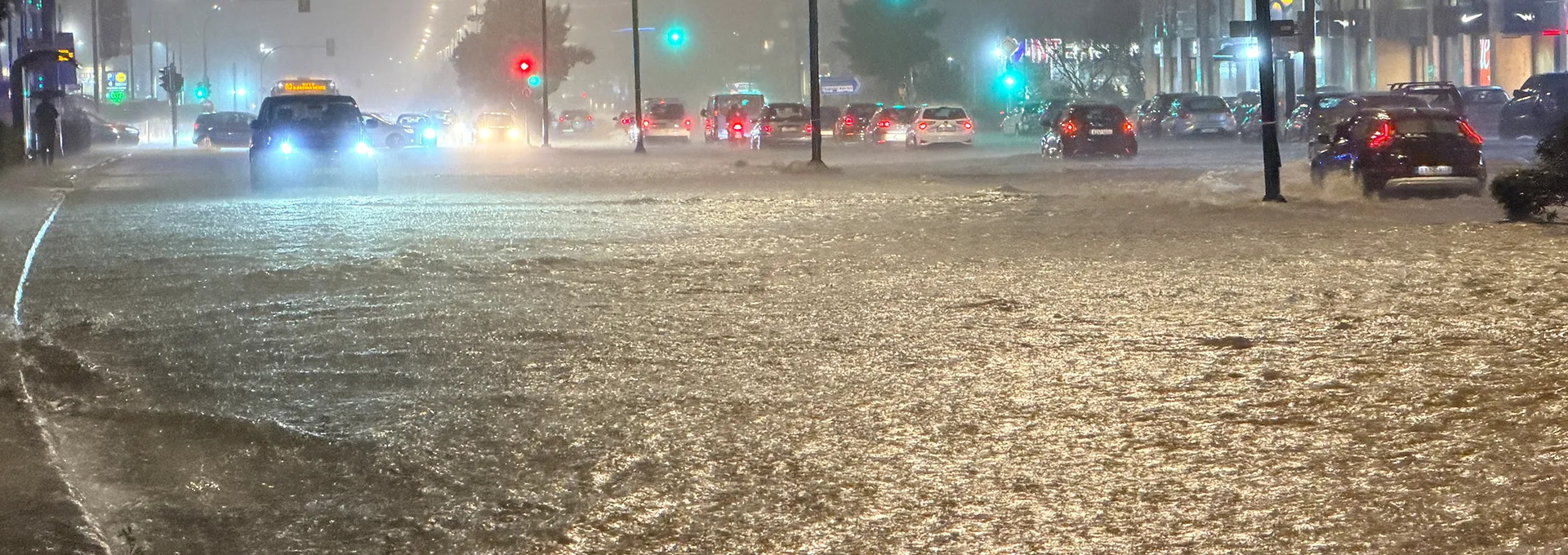 Νεκρή γυναίκα στην Γλυφάδα – Την παρέσυρε αυτοκίνητο και τα ορμητικά νερά