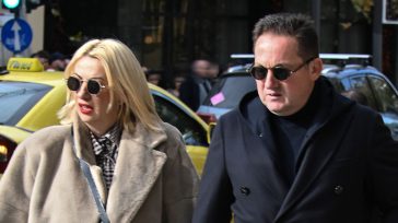 Στέλιος Πέτσας: Στο κέντρο της Αθήνας με τη σύζυγό του, Βασιλική Τσόγκα – Φωτογραφίες