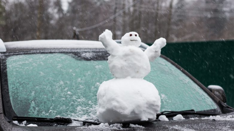 Προσοχή: Ποτέ ζεστό νερό σε παγωμένο παρμπρίζ – Δείτε πως θα φτιάξετε μόνοι σας υγρό αποπάγωσης