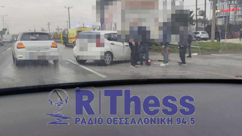 Σοβαρό τροχαίο στη Θεσσαλονίκη: Σύγκρουση φορτηγού με αυτοκίνητο Σοβαρό τροχαίο στη Θεσσαλονίκη: Σύγκρουση φορτηγού με αυτοκίνητο