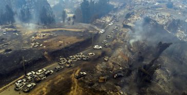 Κατεστραμμένα οχήματα στους δρόμους της Χιλής, μετά τις φονικές πυρκαγιές που έκαναν στάχτη ολόκληρες πόλεις