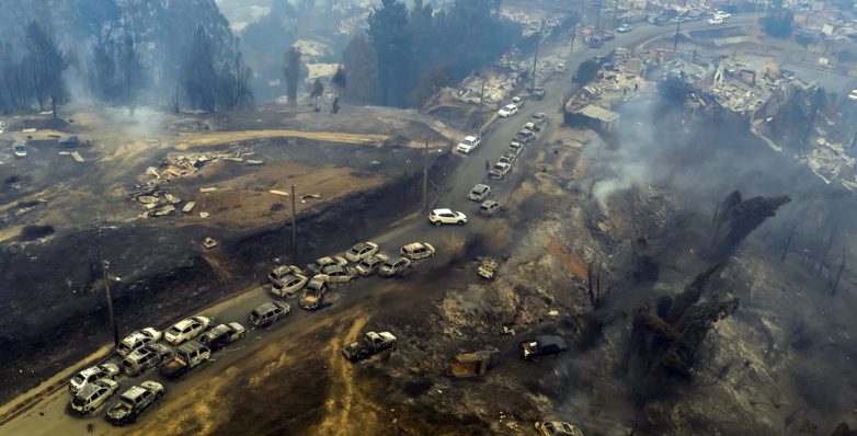 Κατεστραμμένα οχήματα στους δρόμους της Χιλής, μετά τις φονικές πυρκαγιές που έκαναν στάχτη ολόκληρες πόλεις