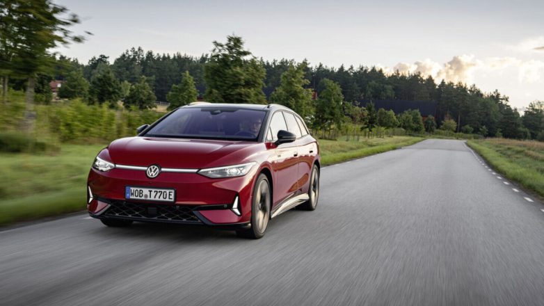 Η VW αποκαθήλωσε την Tesla, πουλώντας τα περισσότερα EV στην Ευρώπη το 2025